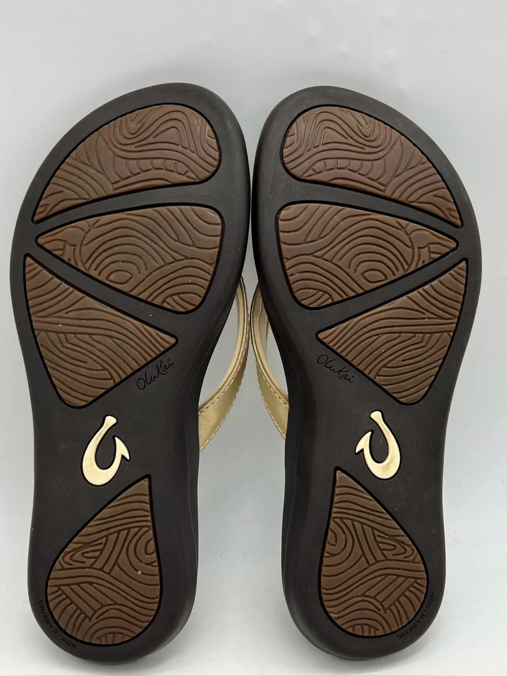 OluKai Ho‘opio Girls Size 3 Bubbly Gold Dark Java Flip Flop Beach Sandals
